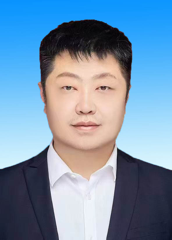 何  伟